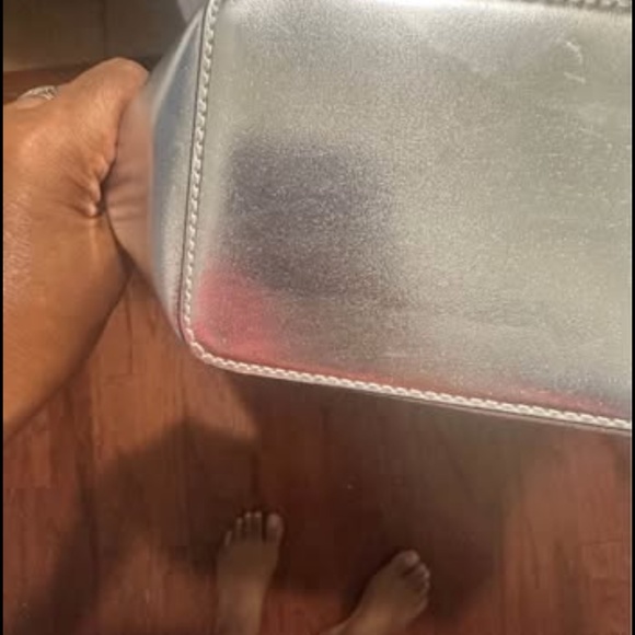 Michael Kors Charlotte Large Tote ShoulderBag. Metallic Silver and White Color. - Picture 6 of 10